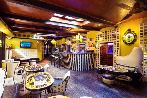 Stoelen verlicht bar restaurant tabel meubels Stockfoto © wavebreak_media