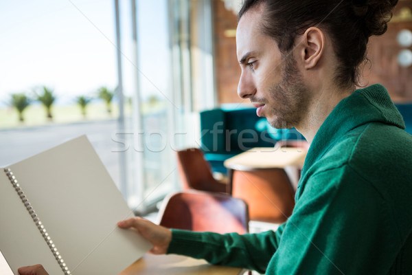 Homme regarder menu cafétéria ordinateur restaurant [[stock_photo]] © wavebreak_media