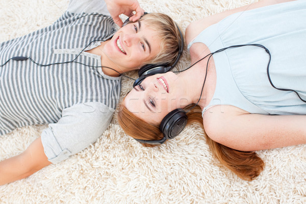 Pareja adolescentes escuchar música jóvenes feliz estudiante Foto stock © wavebreak_media