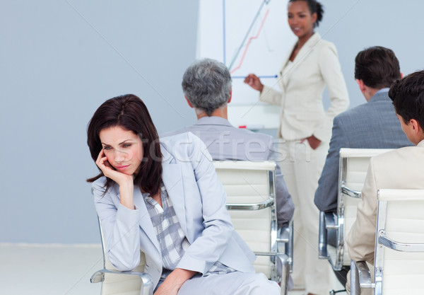 Foto stock: Entediado · jovem · empresária · apresentação · colegas · reunião