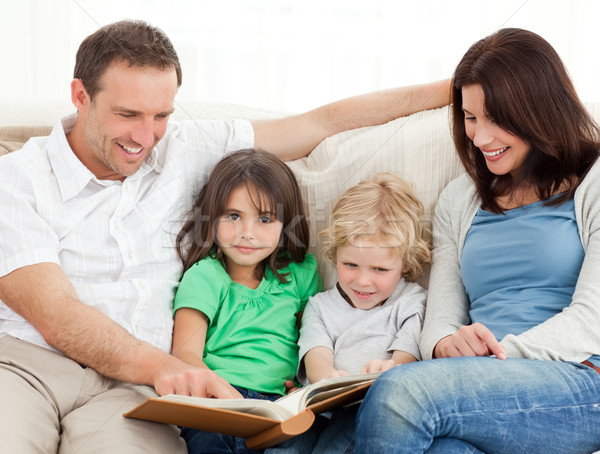 Cute ragazza famiglia guardando photo album divano Foto d'archivio © wavebreak_media