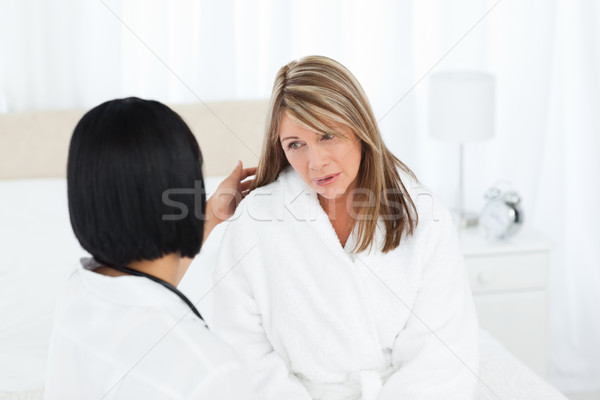 Kıdemli konuşma hemşire kadın doktor tıbbi Stok fotoğraf © wavebreak_media