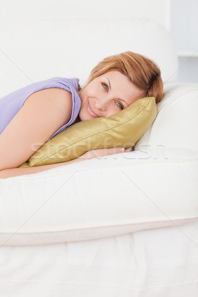 Foto stock: Retrato · mujer · hermosa · posando · sonriendo · sofá · salón