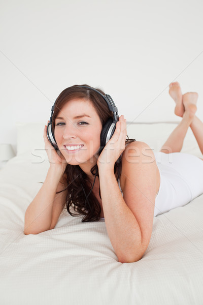 Schönen weiblichen Kopfhörer Bett Musik Lächeln Stock foto © wavebreak_media