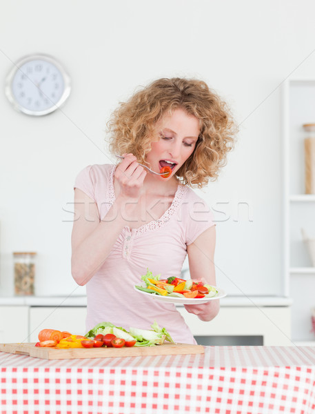 Stock foto: Gut · aussehend · blonde · Frau · Essen · Gemüse · Küche · Frau