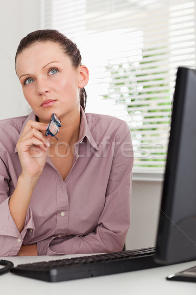 Foto stock: Mujer · de · negocios · oficina · feliz · teclado · escritorio
