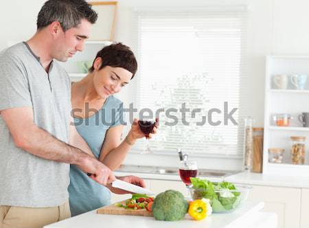 Hombre hortalizas mujer viendo cocina Foto stock © wavebreak_media