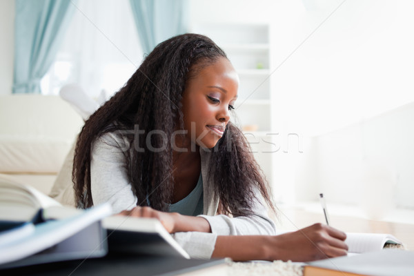 Jonge vrouw tapijt woonkamer studeren werk pen Stockfoto © wavebreak_media
