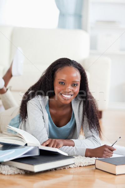 Glimlachende vrouw vloer woonkamer werken boek werk Stockfoto © wavebreak_media