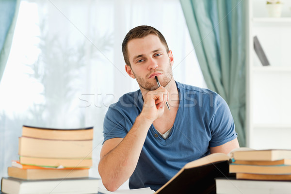 Stockfoto: Mannelijke · student · vergadering · bureau · huiswerk · boek