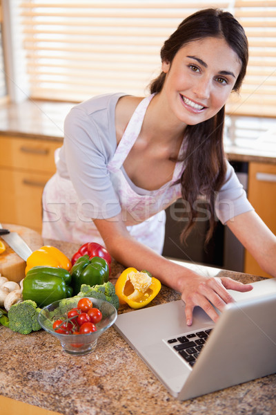 Portret młoda kobieta patrząc przepis Internetu kuchnia Zdjęcia stock © wavebreak_media