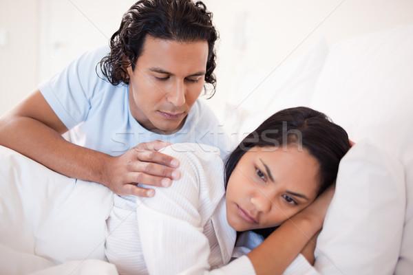 Jeune homme calme vers le bas petite amie couple nuit [[stock_photo]] © wavebreak_media