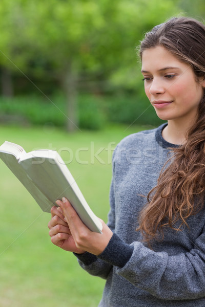 Stock foto: Jungen · entspannt · Mädchen · Lesung · Buch · stehen