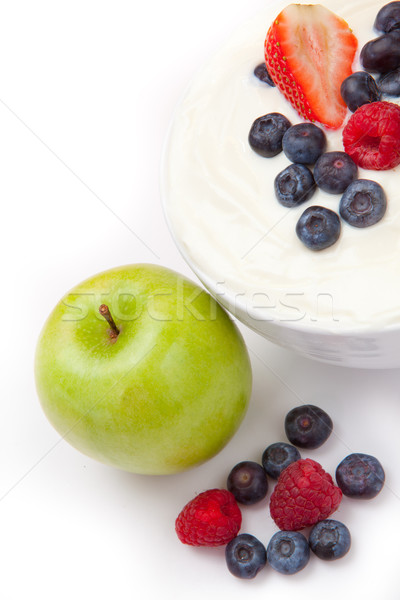 商業照片: 漿果 · 奶油 · 蘋果 · 白 · 背景 · 草莓