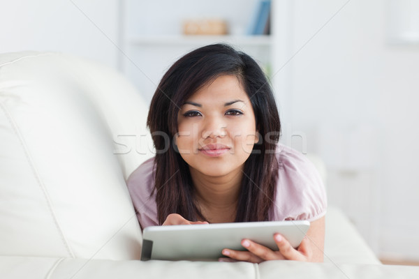 Frau eingeben Tablet ruhend Couch Wohnzimmer Stock foto © wavebreak_media