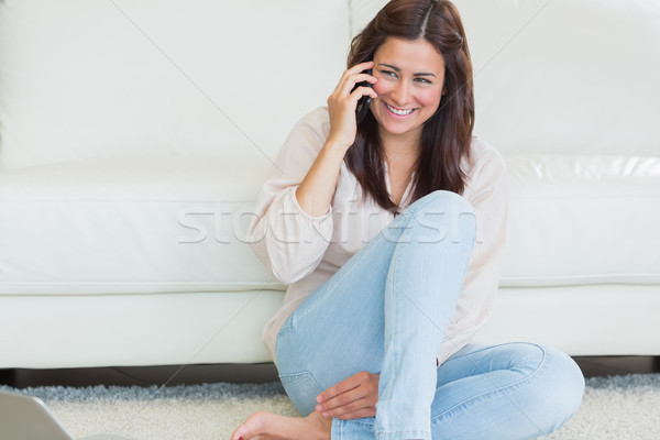 женщину сидят полу призыв улыбающаяся женщина домой Сток-фото © wavebreak_media