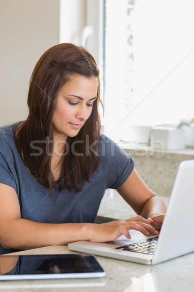 женщину используя ноутбук ПК кухне домой технологий Сток-фото © wavebreak_media