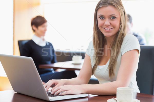 Diák ül kávéház laptop mosolyog férfi Stock fotó © wavebreak_media