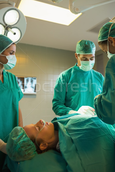 Equipo cirujanos de trabajo femenino paciente hombre Foto stock © wavebreak_media