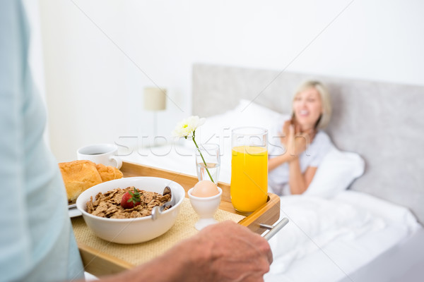 Vrouw vergadering bed ontbijt voorgrond wazig Stockfoto © wavebreak_media