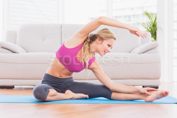 Fitt szőke nő nyújtás testmozgás otthon nappali Stock fotó © wavebreak_media
