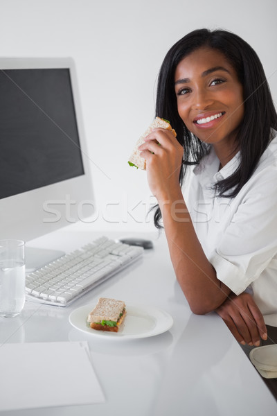 Bastante mujer de negocios sándwich escritorio oficina alimentos Foto stock © wavebreak_media
