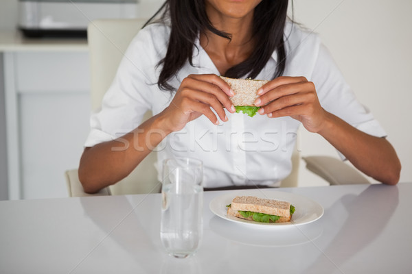 Bastante mujer de negocios comer sándwich escritorio oficina Foto stock © wavebreak_media