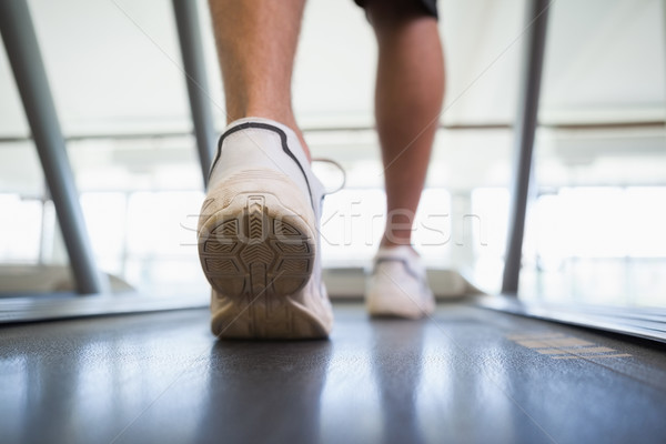 Om mers banda de alergare sală de gimnastică sportiv corp Imagine de stoc © wavebreak_media