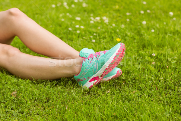 Femeie pantofi sport iarbă parc corp sănătate Imagine de stoc © wavebreak_media