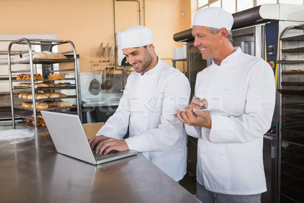 Stockfoto: Glimlachend · laptop · keuken · bakkerij · business