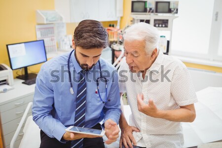 Medic tensiune arteriala asistentă senior om spital Imagine de stoc © wavebreak_media