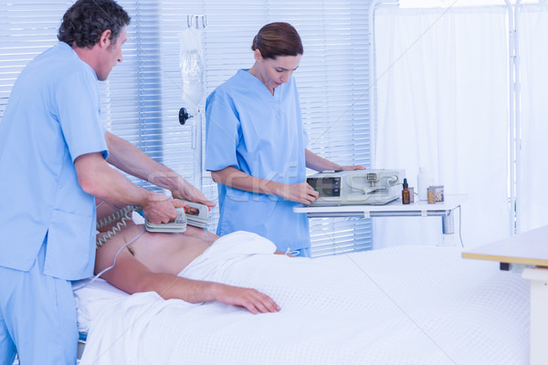 醫生 團隊 男子 除顫器 醫院 房間 商業照片 © wavebreak_media