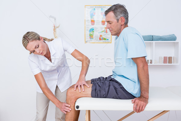 Orvos megvizsgál beteg térd orvosi iroda Stock fotó © wavebreak_media