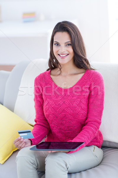 Uśmiechnięty piękna brunetka zakupy online kanapie salon Zdjęcia stock © wavebreak_media