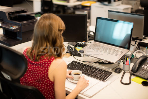 [[stock_photo]]: Femme · d'affaires · café · travail · bureau · vue