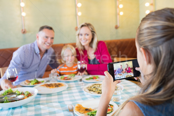 Nina familia teléfono móvil restaurante mujer Foto stock © wavebreak_media