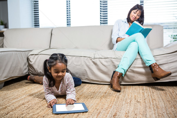 Stockfoto: Gelukkig · moeder · lezing · boek · dochter · tablet