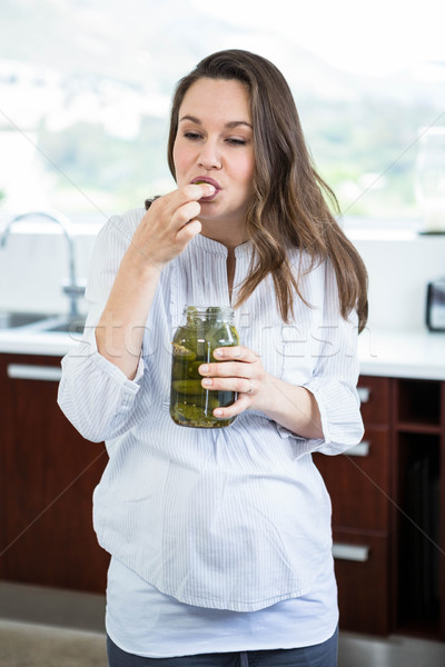 Zwangere vrouw eten augurken keuken vrouw home Stockfoto © wavebreak_media