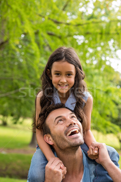 Apa hordoz lánygyermek vállak mosolyog kint Stock fotó © wavebreak_media
