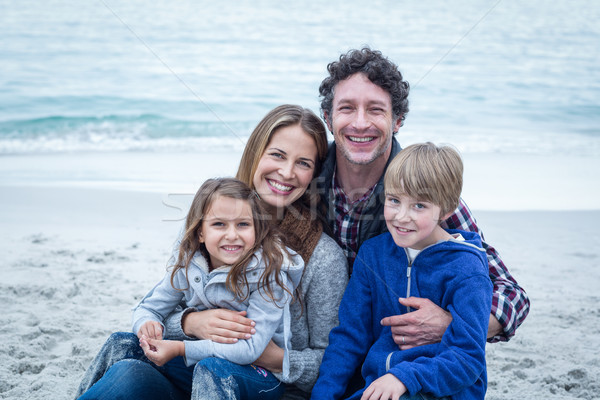 Szczęśliwą rodzinę relaks morza brzegu portret dziewczyna Zdjęcia stock © wavebreak_media