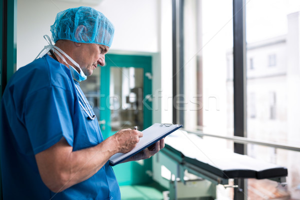 Zdjęcia stock: Chirurg · piśmie · schowek · korytarz · szpitala · człowiek
