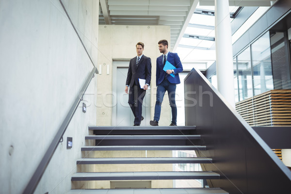 Doua om de afaceri mers jos scară birou Imagine de stoc © wavebreak_media