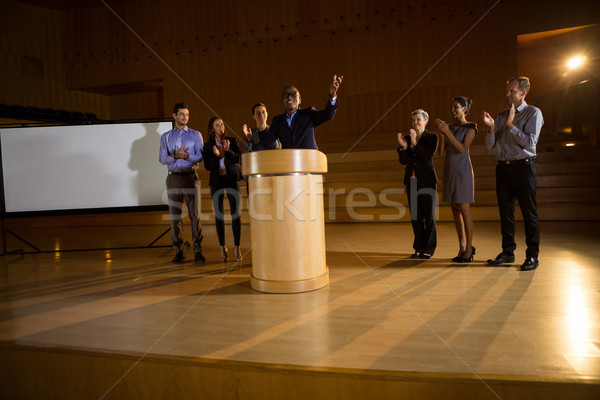 üzlet igazgató beszéd kollégák tapsol nő Stock fotó © wavebreak_media