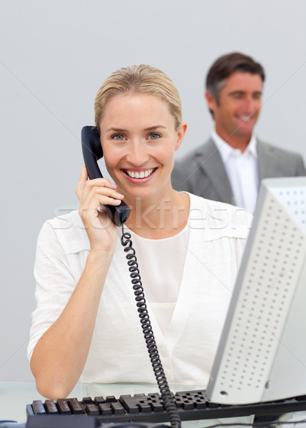 Stockfoto: Mooie · zakenvrouw · praten · telefoon · kantoor · nieuws