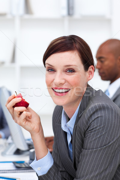 Foto stock: Retrato · sonriendo · mujer · de · negocios · comer · manzana · oficina