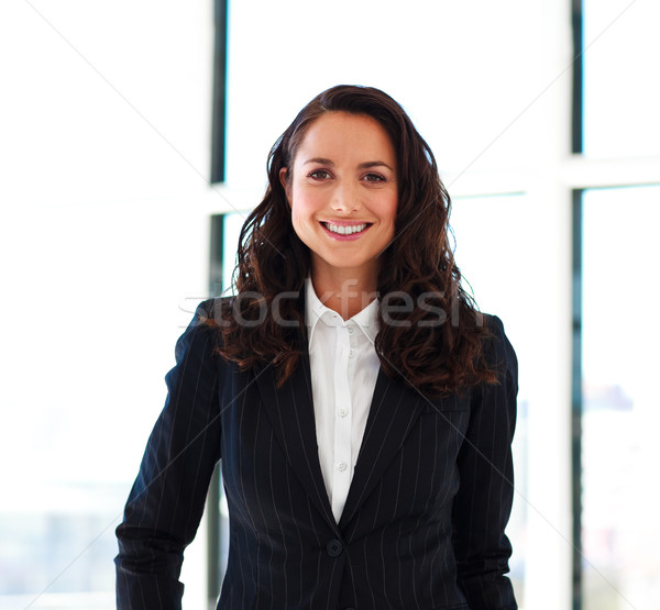 Zakenvrouw gevouwen armen kantoor vrouw meisje Stockfoto © wavebreak_media