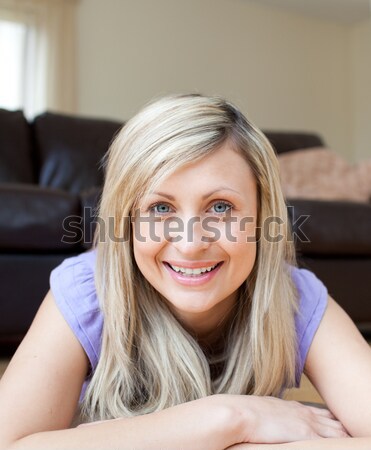 Uśmiechnięta kobieta czytania książki bawialnia uśmiech szkoły Zdjęcia stock © wavebreak_media
