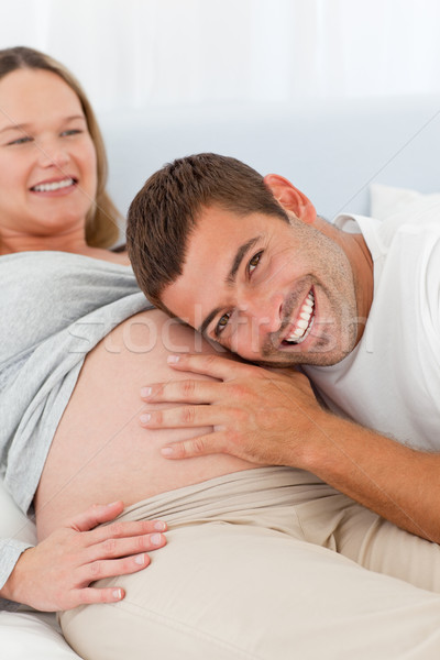 Gelukkig man luisteren buik zwangere vrouw Stockfoto © wavebreak_media