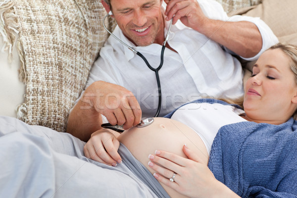 [[stock_photo]]: Couple · couché · canapé · bébé · fond · enceintes
