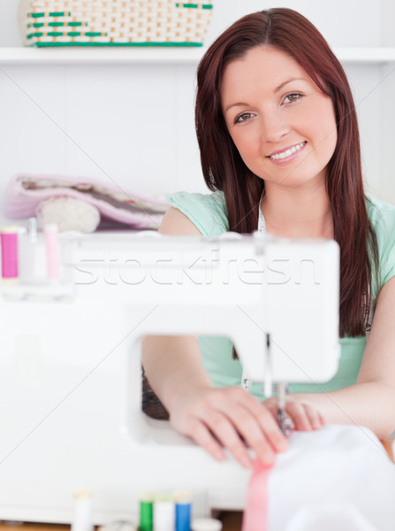 Foto stock: Atractivo · mujer · la · máquina · de · coser · salón · trabajo · fondo